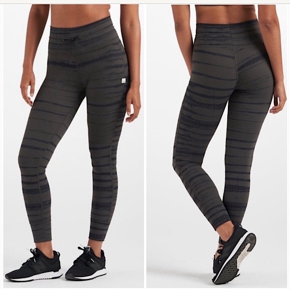 Vuori Pants - Vuori Daily Legging in Oregano Shibori Stripe